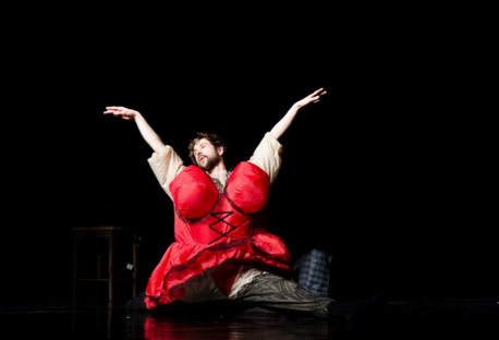 “Grrr, I’m dancing” Universe of a dancing bear by Mathis  Kleinschnittger. Photo by Yana Lozeva.